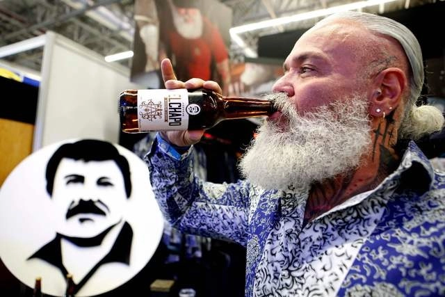 ‘El Chapo Mexican Lager’  se encuentra en el proceso de obtener los permisos para su comercialización. Fue presentada en una fuera en Guadalajara. Foto Afp 
