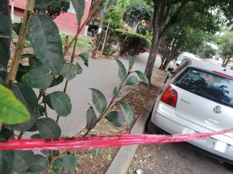 Policías acordonaron la zona donde fue localizado el cadáver. Foto La Jornada
