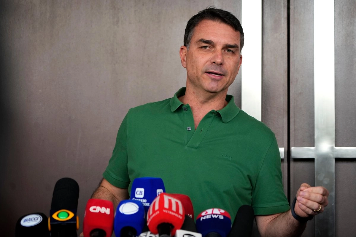 El senador Flavio Bolsonaro habla con la prensa frente a una iglesia evangélica, tras recibir el respaldo de su padre, el expresidente Jair Bolsonaro, para postularse a las elecciones presidenciales de 2026, en Brasilia, Brasil, el domingo 7 de diciembre de 2025. Foto 