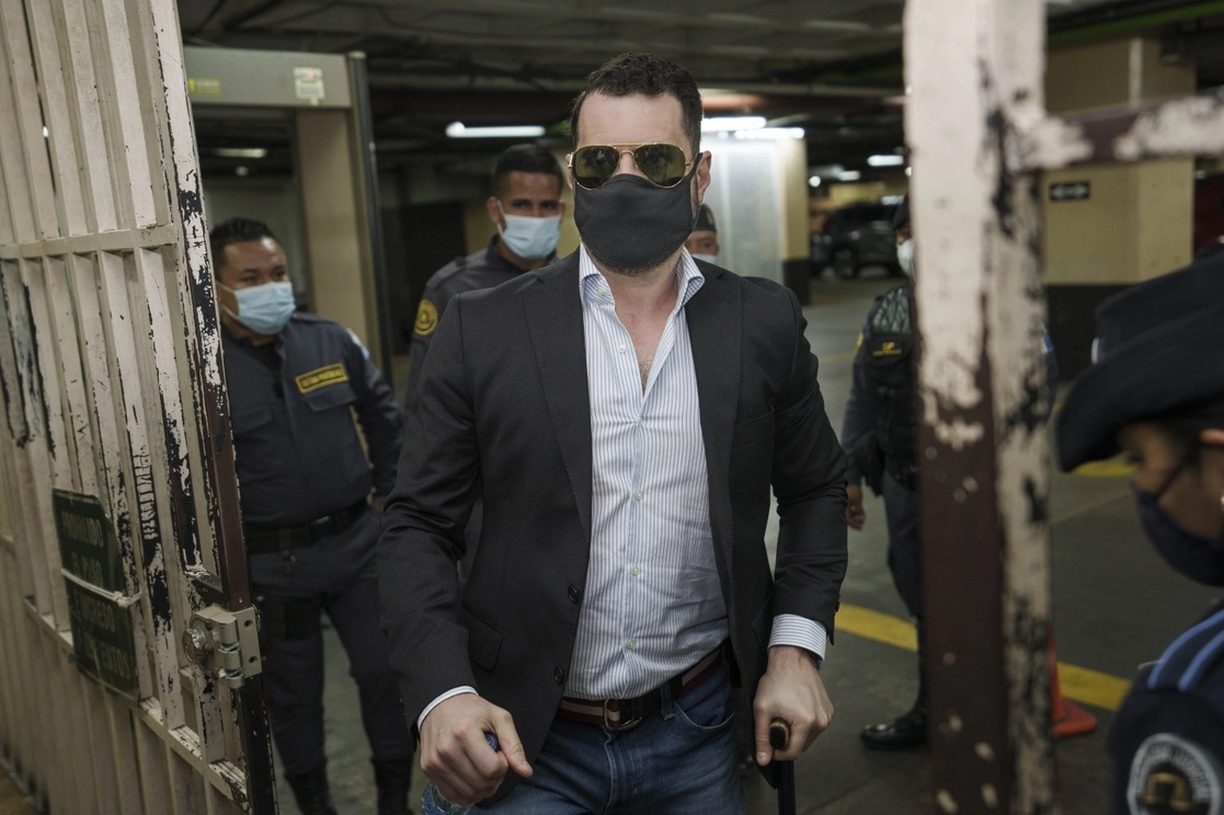 Ricardo Martinelli Linares, hijo del ex presidente panameño Ricardo Martinelli, se declaró culpable de presunto lavado de dinero, en una audiencia judicial en Nueva York. En la imagen, a su llegada a la corte en la Ciudad de Guatemala, el 8 de noviembre de 2021. Foto Ap