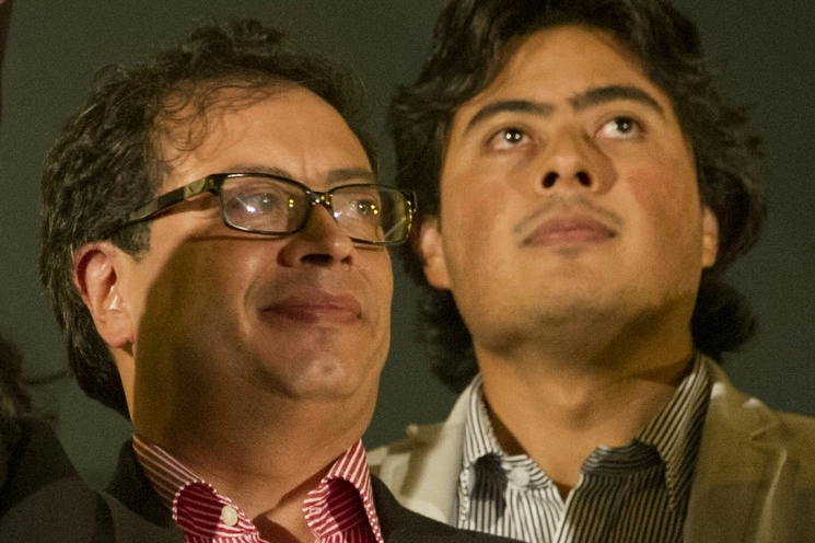 Nicolás Petro, hijo del presidente de Colombia, Gustavo Petro, admitió que el dinero de un condenado por narcotráfico entró a la campaña presidencial de su padre, en medio de un proceso de colaboración con la fiscalía que lo acusa de lavado de activos. La imagen, durante un evento político en Bogotá, el 13 de enero de 2014. Foto Afp
