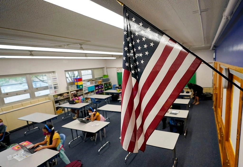 Bandera de EU cuelga en un salón de clases en la escuela primaria Newlon, en la ciudad de Denver, Colorado, el 25 de agosto de 2020. Foto Ap 