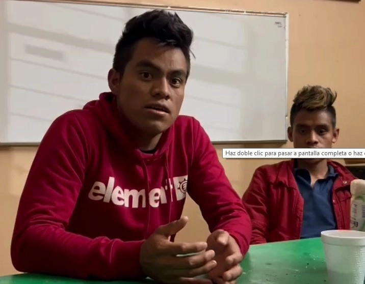Los jóvenes hasta anoche fueron mantenidos en la cancha de basquetbol de la comunidad, amarrados de las manos y vendados de los ojos. Imagen captura de pantalla de video en redes sociales