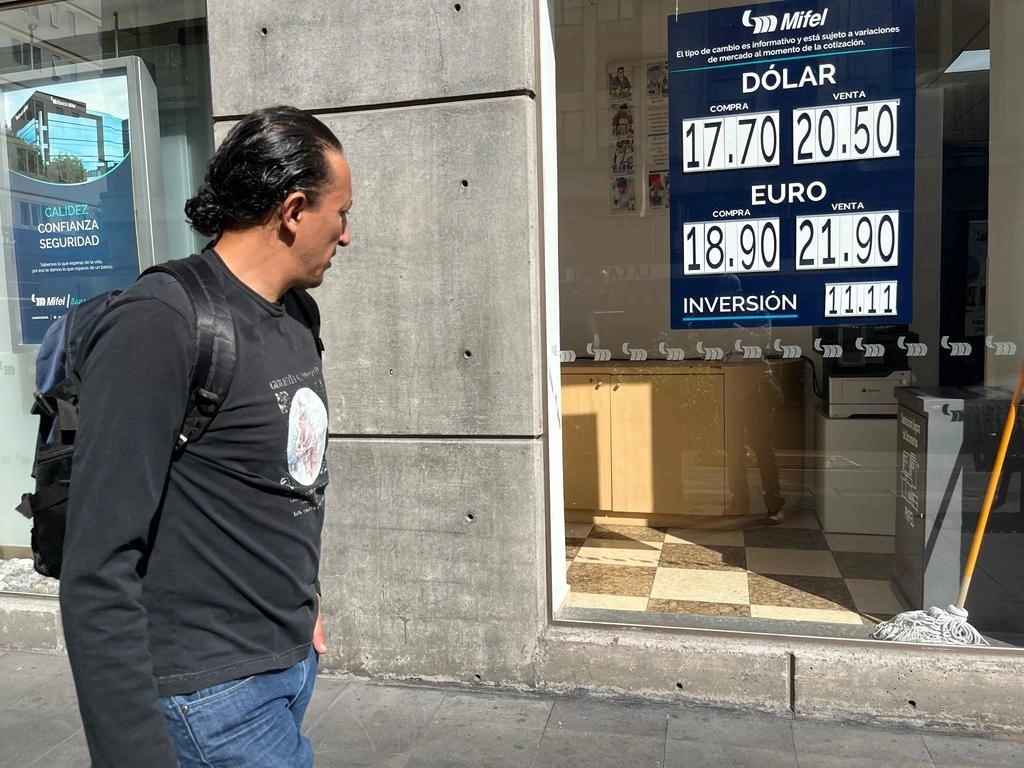 Cotización del dólar en una sucursal bancaria, en la Ciudad de México, el 6 de diciembre de 2022. Foto José Antonio López