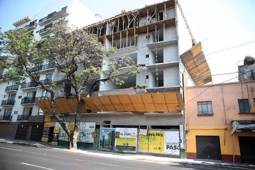 El desplome de la industria de la construcción se acentuó en el tercer mes del año, con la puesta en marcha de las acciones para frenar la propagación del Covid-19. La imagen es de obras en la delegación Benito Juárez, Ciudad de México. Foto Jesús Villaseca
