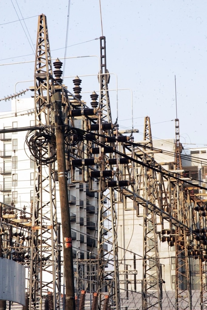 A las 20 horas del viernes 10 de mayo el consumo de electricidad se elevó a 45 mil 203 megavatios, mientras la producción de energía fue de 45 mil 200 megavatios. Foto Roberto García / Archivo
