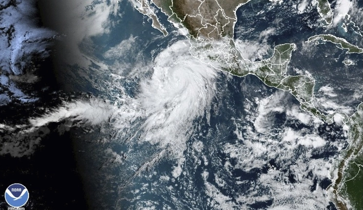 Las bandas nubosas del fenómeno ocasionarán lluvias intensas en Nayarit, Colima, Jalisco y Michoacán, el 17 de julio de 2023. Foto NOAA vía Ap