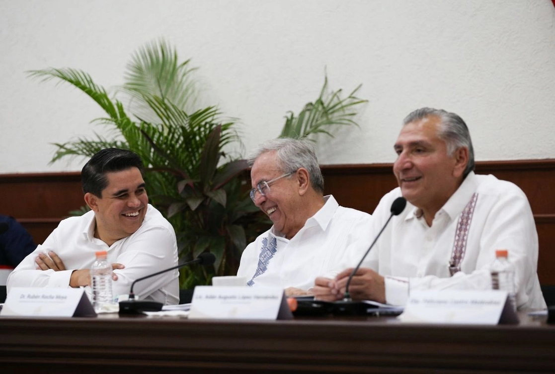 El secretario de Gobernación, Adán Augusto López (primero de la derecha) se reunió con  diputados sinaloenses, al inicio de una gira por congresos estatales para pedir la aprobación a la ampliación hasta 2028 de las fuerzas armadas en tareas de seguridad pública. Imagen tomada de https://twitter.com/adan_augusto