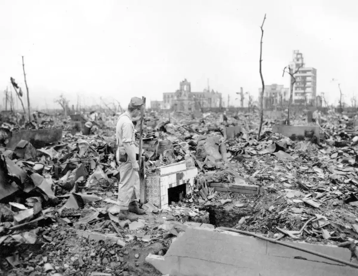 Hiroshima. En esta foto del 7 de septiembre de 1945, un hombre no identificado se encuentra junto a una chimenea de azulejos, donde una vez estuvo una casa. Foto 
