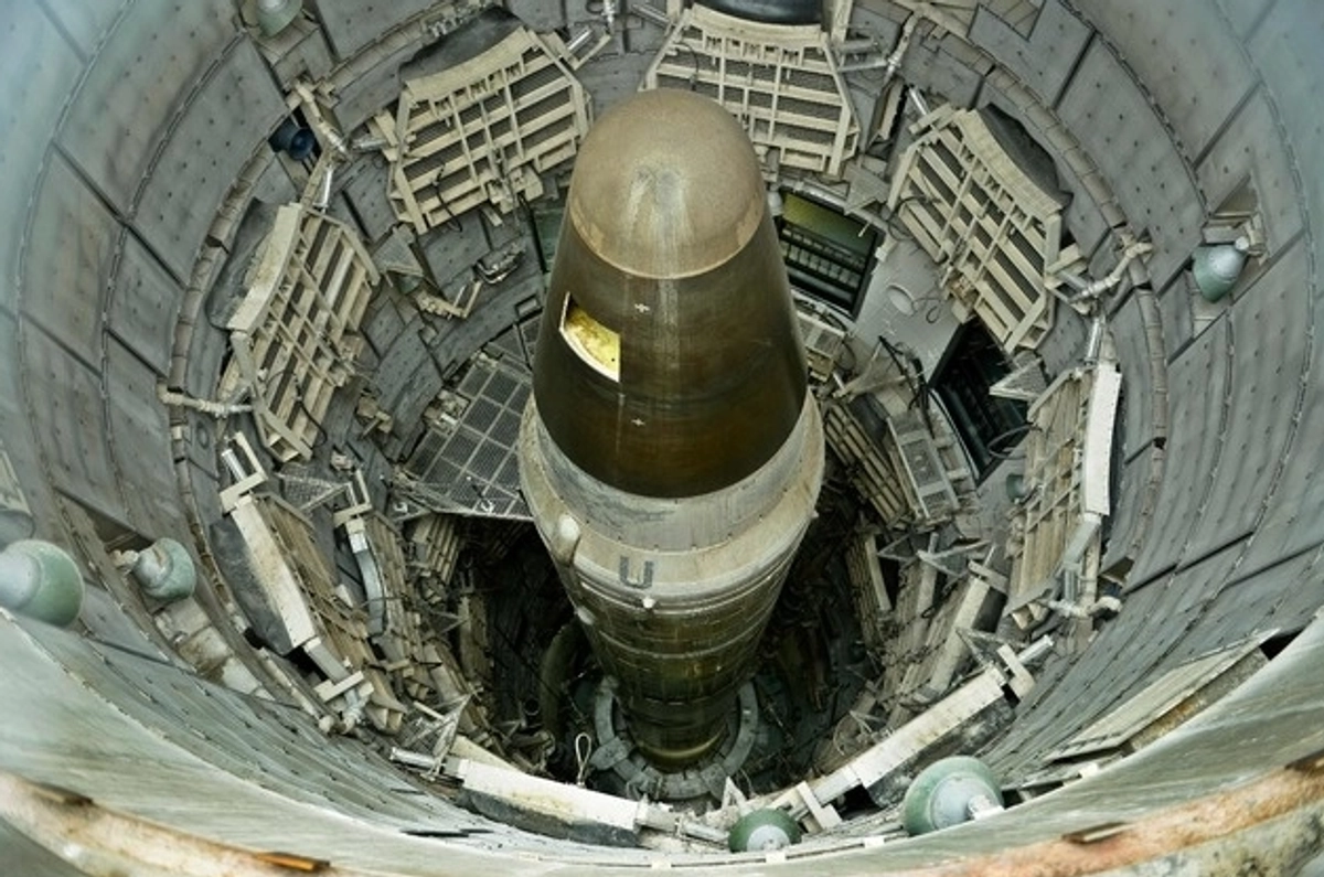 EU tiene hoy 5 mil 177 ojivas nucleares emplazadas de la siguiente manera: 400 en misiles balísticos intercontinentales; 970 en submarinos, 300 en superbombarderos y 100 en bases tácticas en Europa. Foto
