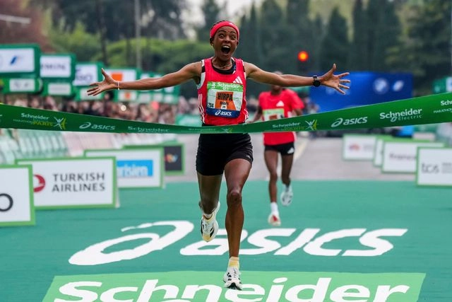  Bedatu Hirpa, se impuso al término de una emocionante maratón de París para sumar su segunda victoria en maratón. Foto 