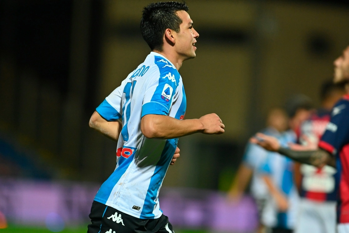 Al minuto 58, Hirving Lozano anotó el segundo gol del Napoli, en el duelo de la fecha 10 de la Serie A ante el Crotone. Foto Ap