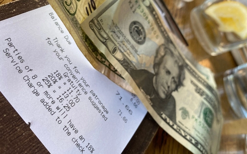 Dinero en efectivo para propina en un restaurante de Estados Unidos. Foto Afp