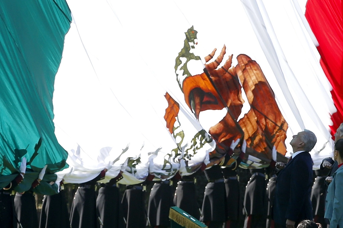 En el Día de la Bandera, el presidente Andrés Manuel López Obrador recordó que el lábaro patrio ha sobrevivido a muchos intentos por modificar su composición, “como cuando en un sexenio reciente se mutiló el Escudo, lo que se conoció como ‘águila mocha’. Foto José Antonio López