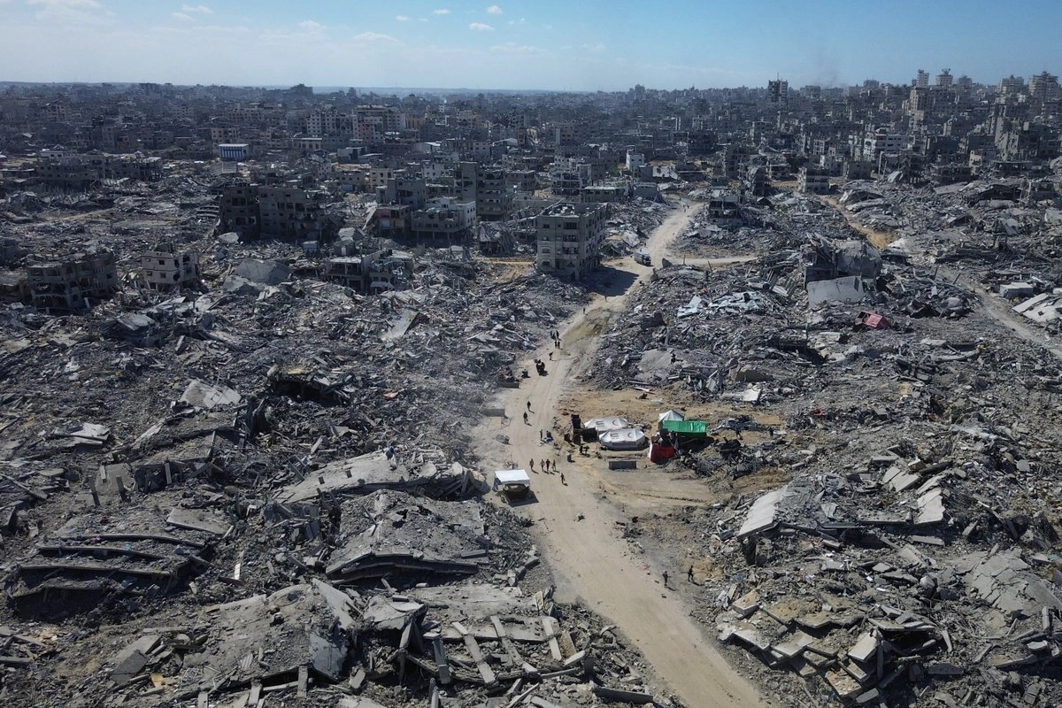 En esta fotografía de dron se ven edificios destruidos durante dos años de bombardeos del ejército israelí en la ciudad de Gaza, el miércoles 15 de octubre de 2025. Foto