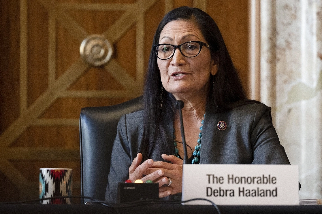 Deb Haaland, durante una audiencia en el Capitolio, en febrero pasado. A partir de hoy se hará cargo de una secretaría "que a finales del siglo 19 encabezó un hombre con la misión de civilizar o exterminar a los indígenas", ha dicho ella misma. Foto Pool vía Ap / Archivo