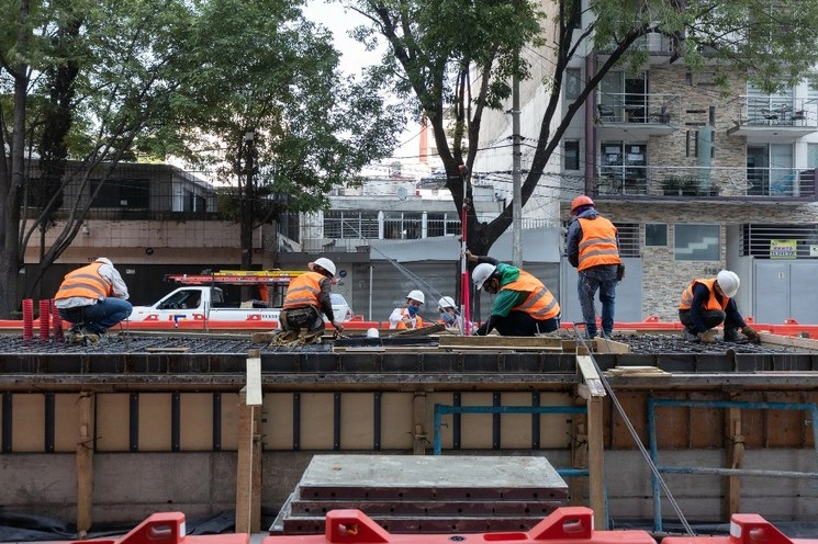 La construcción fue una de las ramas industriales más golpeadas en el desplome del sector en abril, informó el Inegi. En la imagen, obras de ampliación del Metrobús en Avenida Cuauhtémoc, en la Ciudad de México. Foto Pablo Ramos
