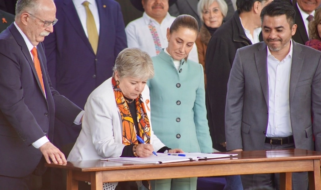 Julio Berdegué, secretario de Agricultura; Alicia Bárcena, secretaria del Medio Ambiente; Claudia Sheinbaum, presidenta constitucional, y Efraín Morales, titular de Conagua, al firmar el Acuerdo Nacional sobre el Derecho Humano al Agua. Imagen tomada de https://x.com/aliciabarcena