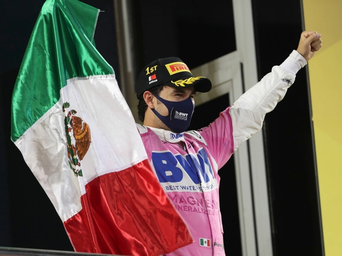 Tras una década de competencias, 193 carreras y 10 podios, Sergio Pérez conquistó el Gran Premio de Sakhir, en Bahréin, tras sobreponerse a un choque y quedar relegado. Foto Afp