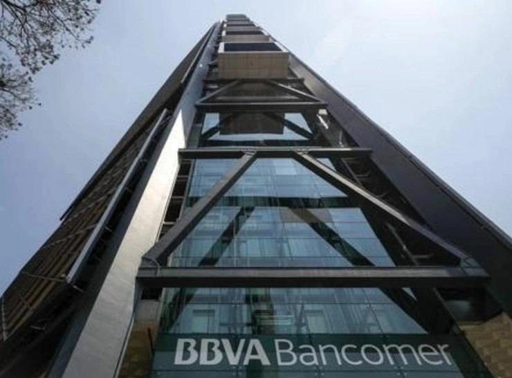 BBVA recordó que apenas en marzo de este año, las remesas cayeron 3.4 por ciento, lo que cortó una racha de 46 meses consecutivos con aumentos, misma que inició desde mayo de 2020, pero ahora se retomó el ritmo de crecimiento. Foto  Alfredo Domínguez / Archivo 