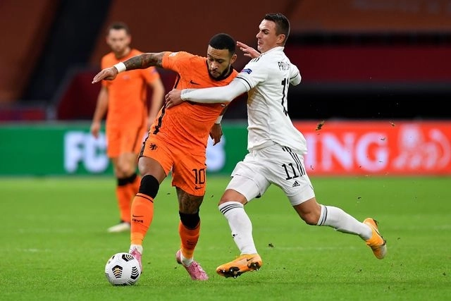 Memphis Depay, autor del último gol de Holanda encara al jugador de Bosnia Smail Prevljak. Foto Ap