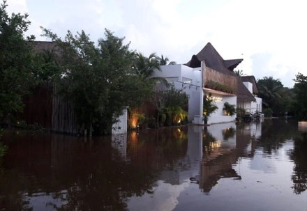 Aumento del nivel del mar, mala planeación urbana y de manejo de basura tienen desde hace días a esta isla, parte del área nacional protegida Yum Balam, en Quintana Roo, con sus calles y caminos inundados, con el riesgo que eso representa para la salud de la población. Foto cortesía de vecinos de Holbox