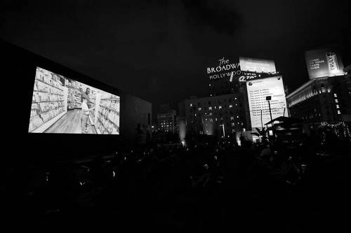 Con alfombra roja, ayer se estrenó el filme independiente Un miércoles típico en el teatro al aire libre Montalbán, en Los Ángeles. Foto Afp