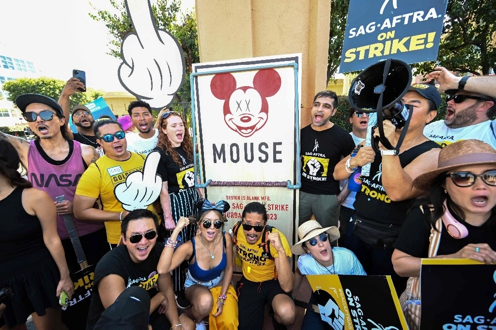 La imagen fue captada durante una de las protestas ante las instalaciones de los estudios Disney en Burbank, California, el 16 de octubre. Foto Afp