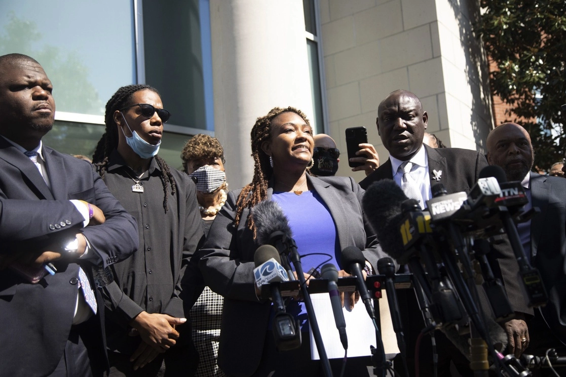 La abogada Chantel Cherry-Lassiter señaló que Andrew Brown Jr. no representaba una una amenaza para los policías cuando intentaba escapar en su vehículo. Foto Ap