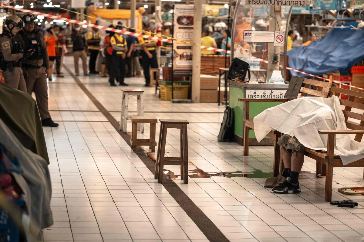 El cuerpo del presunto tirador está cubierto con una sábana en el mercado de Or Tor Kor en Bangkok, el 28 de julio de 2025.