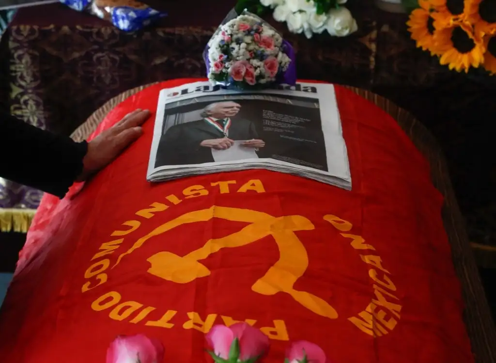 Después de un afectuoso y prolongado aplauso se escuchó el grito ¡Viva Payán! en la funeraria donde se congregaron políticos, intelectuales y gran número de trabajadores y ex trabajadores de 'La Jornada'. Foto Víctor Camacho