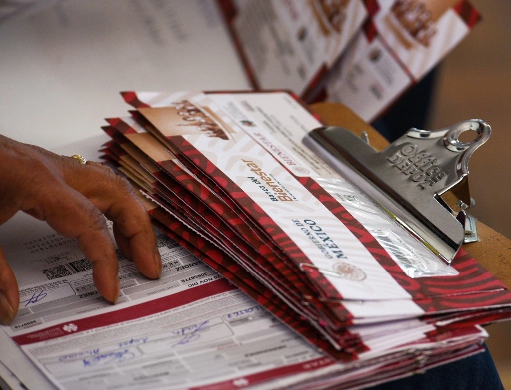 Durante una sesión de entrega de Tarjetas del Bienestar a través de las cuales se distribuyen las pensiones. Foto Cuartoscuro / Archivo 