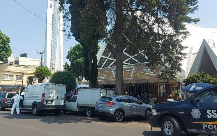 Autoridades acudieron a la iglesia la Medalla Milagrosa donde un hombre se quitó la vida de un balazo. Foto La Jornada