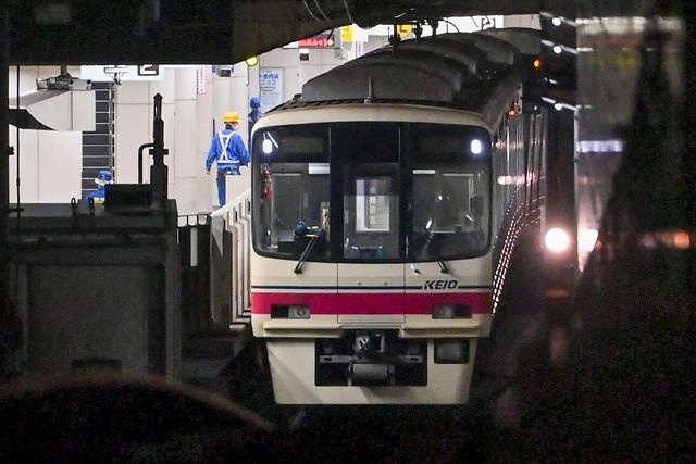 Un hombre de 24 años vestido con el disfraz del Joker de Batman atacó a los pasajeros en una línea de tren de Tokio y dejó al menos 10 heridos. Foto Afp 