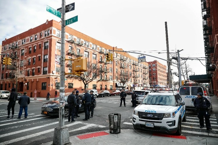 Suman dos ataques en menos de 24 horas en contra de policías en el barrio del Bronx, en Nueva York. Foto Ap
