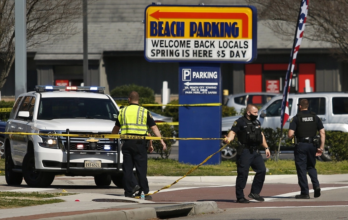 En la imagen, otro tiroteo registrado el viernes en Oceanfront 
en Virginia Beach, Virginia EU. Foto Ap