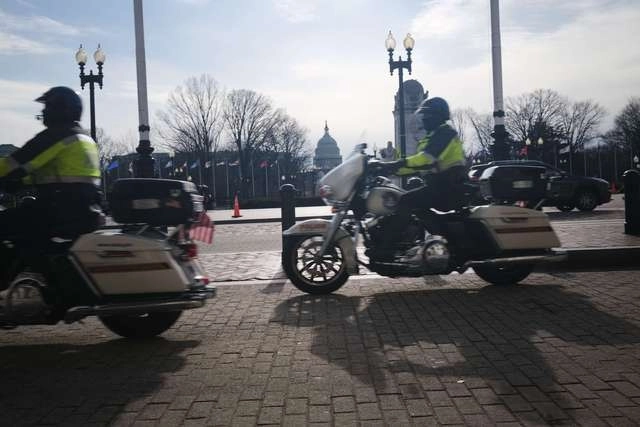 Se ha reforzado la vigilancia en las inmediaciones del Capitolio de EU en Washington, DC, donde Joe Biden y Kamala Harris serán investidos el 20 de enero. Foto Afp