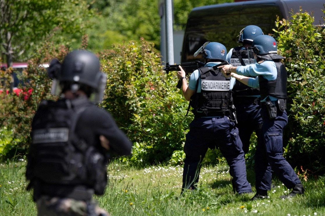 Operativo para capturar a un hombre que atacó con un cuchillo a una agente de la policía en el oeste de Francia, el 28 de mayo de 2021. Foto Afp