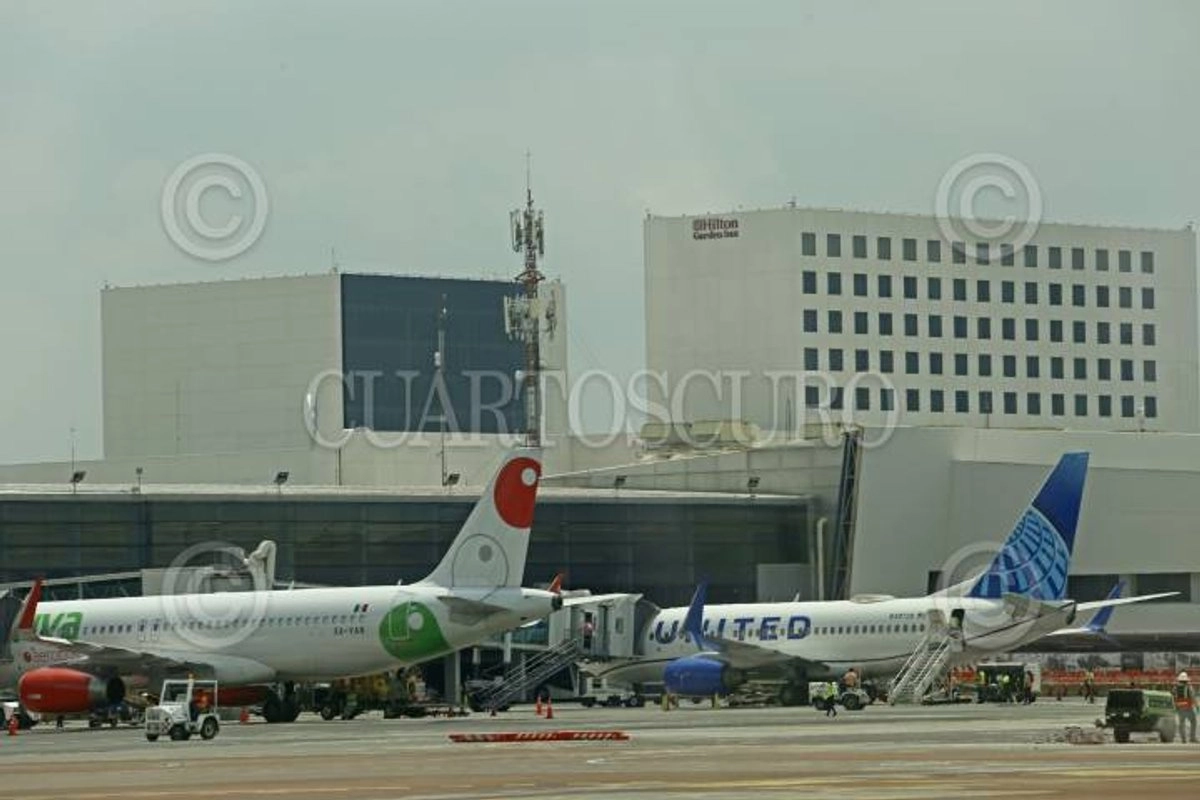 Los hechos ocurrieron la mañana de este martes, aunque no se ha identificado al sujeto que irrumpió en el área restringida y que se acercó a uno de los aviones que estaba por despegar con destino a Acapulco.