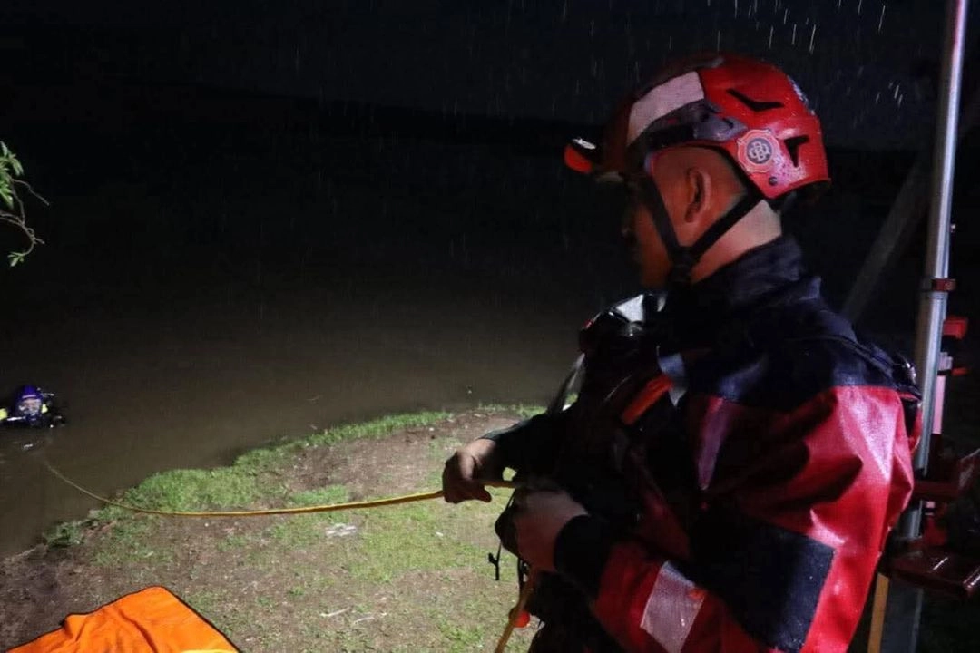 Agentes de Investigación y peritos en criminalística de la FGE de Querétaro acudieron al lugar para iniciar las indagatorias correspondientes para esclarecer los hechos, donde a casi a medianoche el cadáver fue sacado del agua y enviado al Semefo.