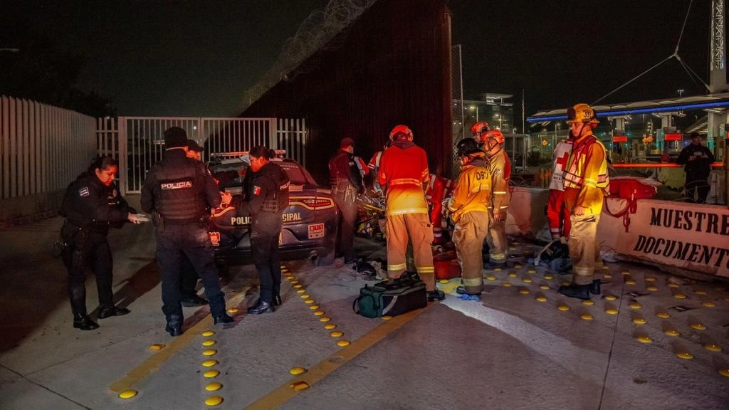 Un hombre quedó atrapado en el alambre de púas que divide la frontera de México y Estados Unidos en Tijuana. Foto La Jornada Baja California