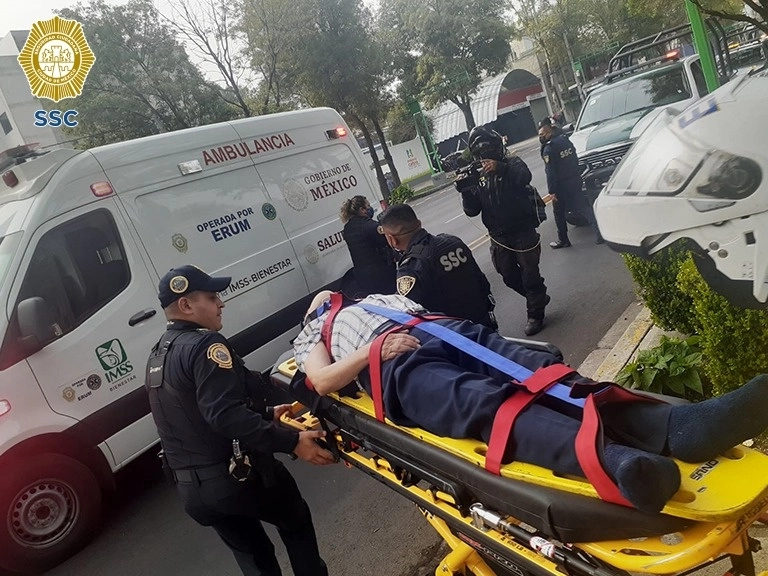 El hombre de 76 años fue trasladado a un hospital para su atención médica en la Ciudad de México, el 26 de mayo de 2021. Foto cortesía SSC