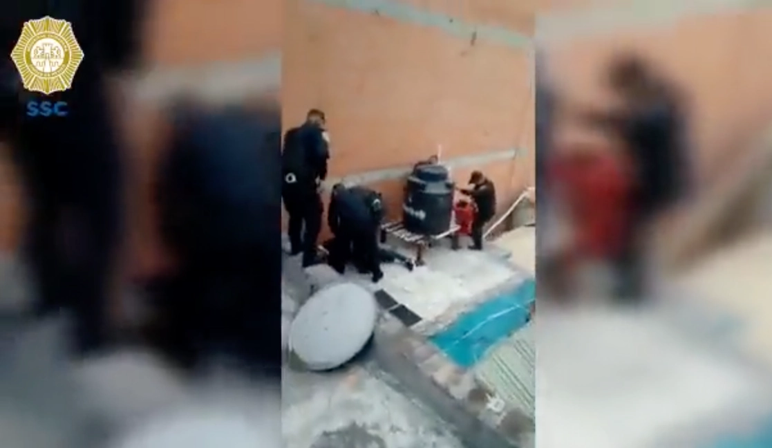 El hombre logró escapar del edificio donde fue retenido, localizado en el cruce de las calles República de Perú y República de Brasil del Centro Histórico, donde posteriormente fueron aprehesados sus captores por elementos de la SSC, el 25 de agosto de 2022. Imagen tomada de un video difundido por la SSC