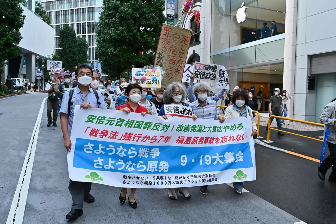 Opositores protestan contra el funeral de Estado en honor al asesinado ex primer ministro Shinzo Abe. Foto Afp