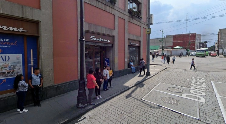 Al menos tres sujetos con armas de fuego y mazos entraron a la tienda Sanborns, ubicada en el Eje Central y Donceles, en el Centro Histórico. Captura de imagen de Google Maps