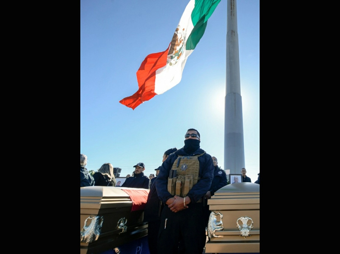 Entre reclamos a la gobernadora panista Eugenia Campos de familiares de los 10 guardias del Cefereso 3 asesinados durante el motín y fuga de reos del domingo pasado, y de dos policías ultimados un día después, ayer se realizó un homenaje de cuerpo presente en la ciudad fronteriza. Foto ‘La Jornada’