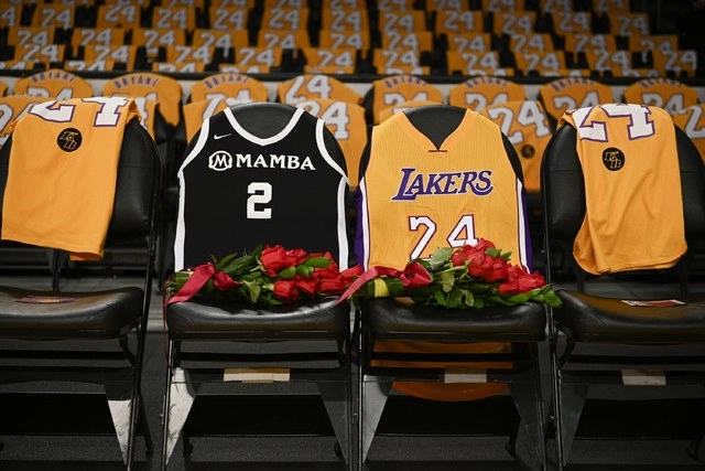 El homenaje público a Kobe Bryant será el 24 de febrero, en alusión al número que el ex astro de la NBA usó en las duelas. Foto Ap