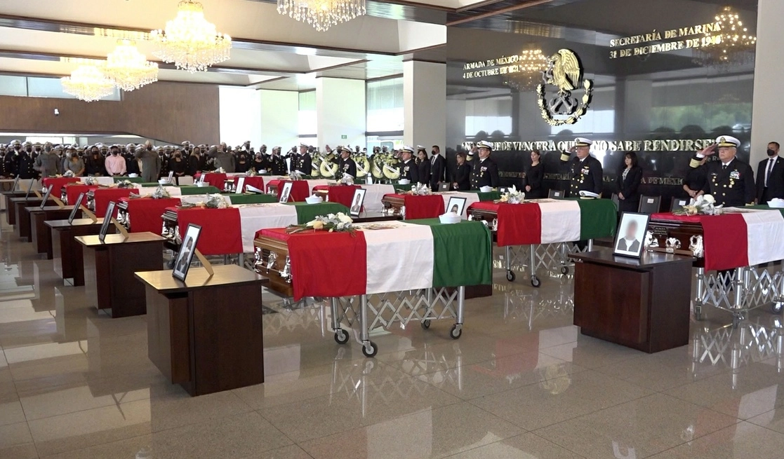 La ceremonia se realizó en la Ciudad de México. Los marinos murieron el viernes al desplomarse su helicóptero, luego de participar en la captura del narcotraficante Rafael Caro Quintero. Foto cortesía Semar