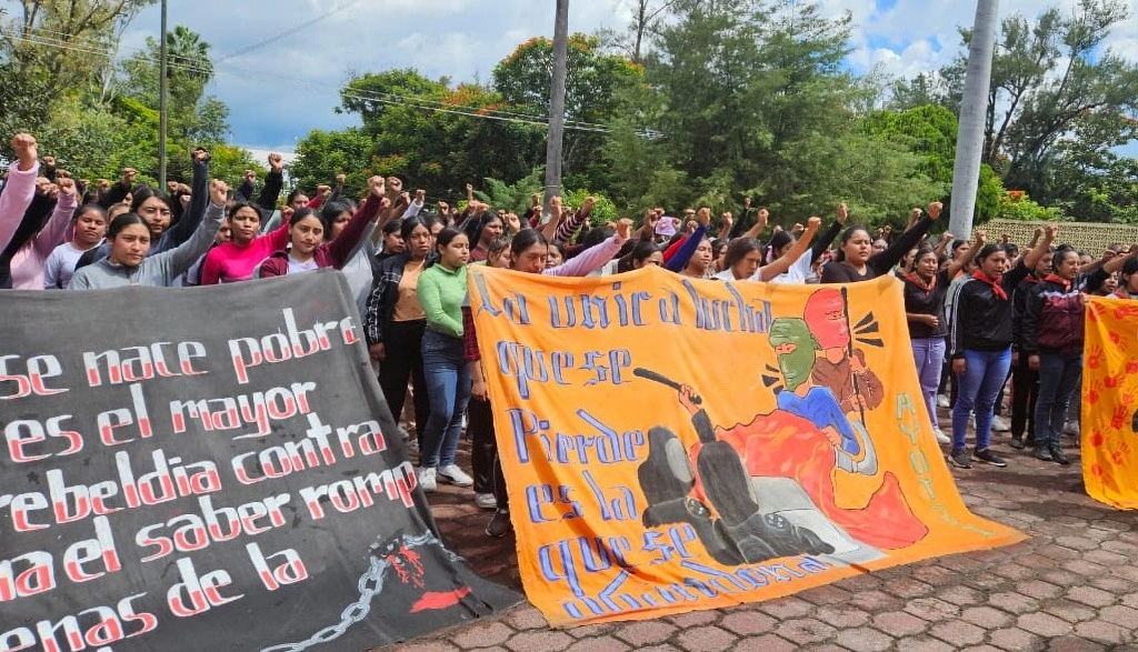 Cientos de alumnos de las normales rurales agrupadas en la Federación de Estudiantes Campesinos Socialistas de México realizaron un acto político cultural en el patio del plantel ubicado en Tixtla, Guerrero, con el fin de recordar y exigir justicia para los 43 jóvenes desaparecidos hace una década. Foto Sergio Ocampo