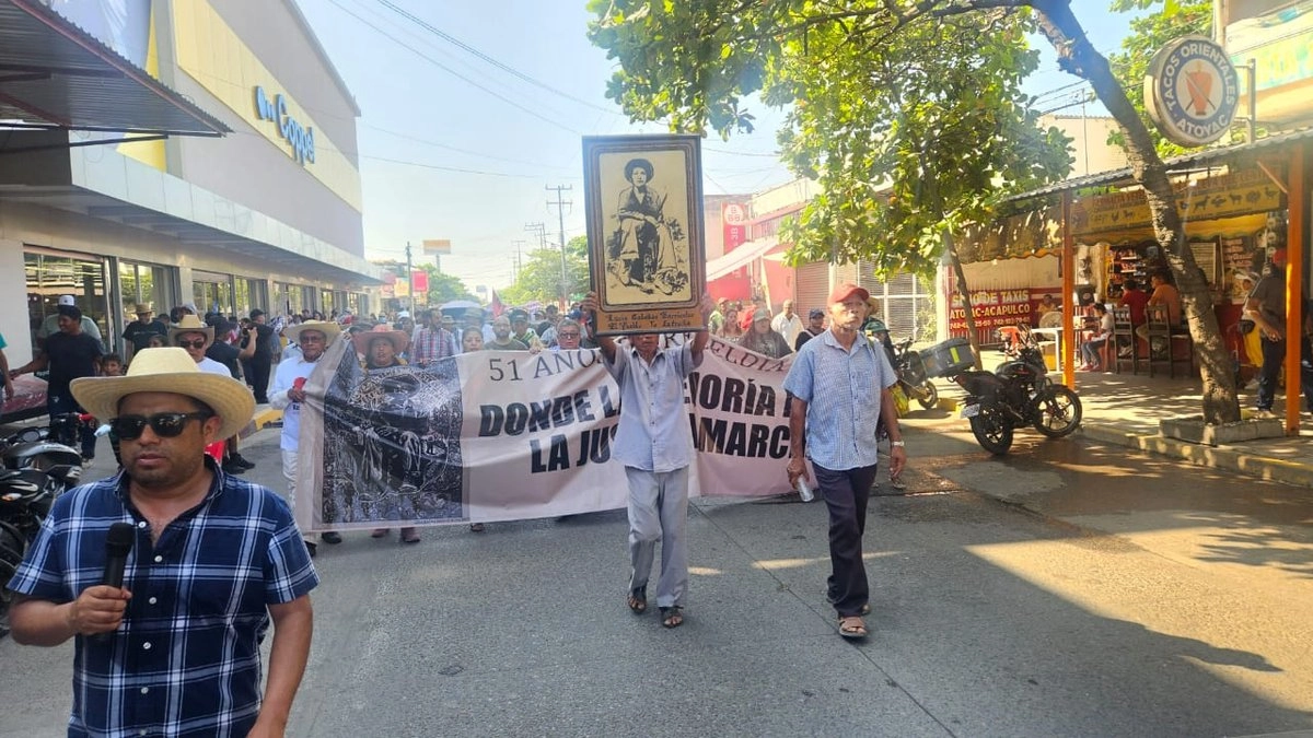 Colectivos y ex combatientes marcharon en Atoyac de Álvarez y acusaron al gobierno de Evelyn Salgado de agraviar a víctimas de la guerra sucia, exigiendo la destitución de la secretaria de Cultura y el retiro de nombres vinculados a violaciones de derechos humanos. Foto